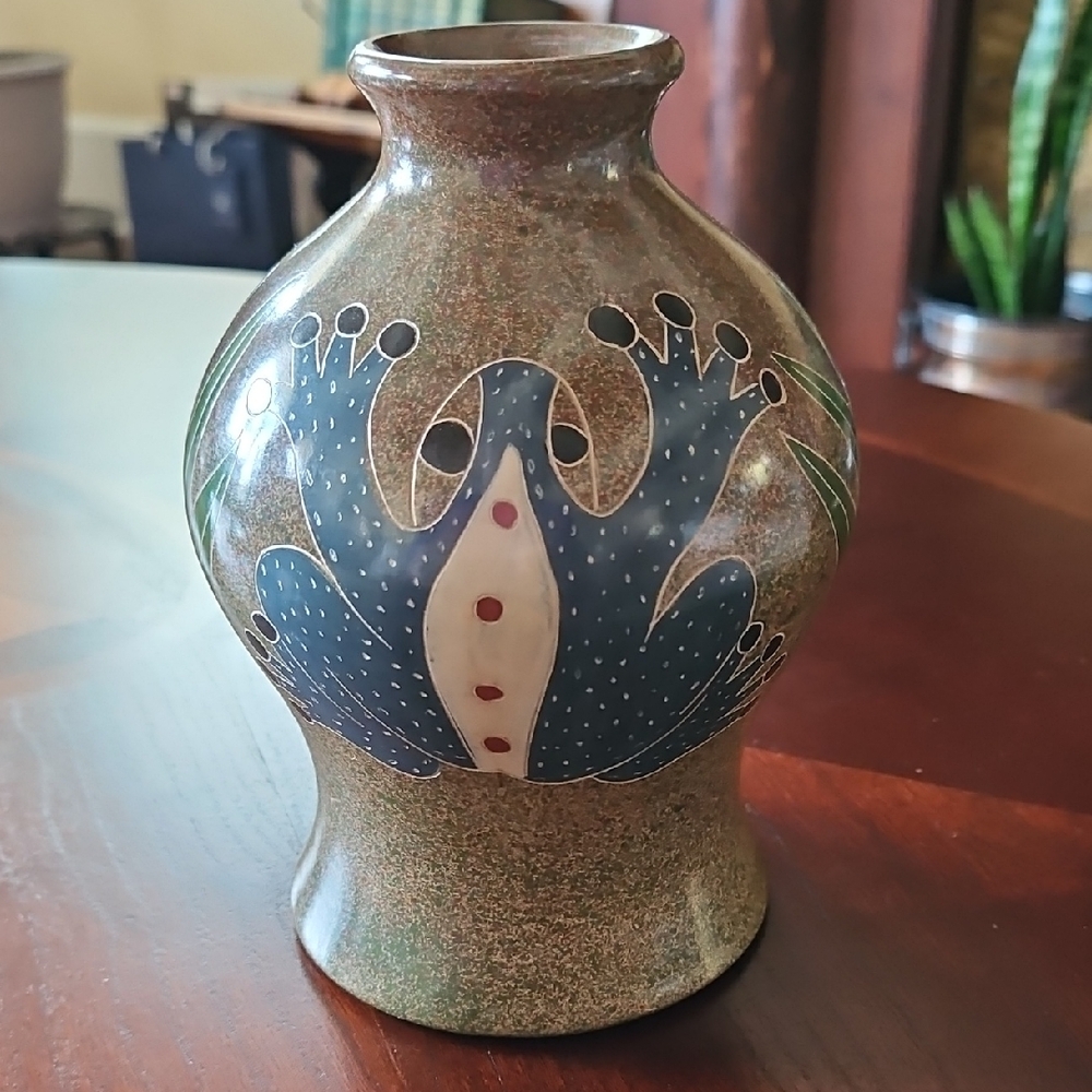 Hand-Etched Sgraffito Nicaraguan Folk Art Pottery Vase - Signed Luis Bracamonte